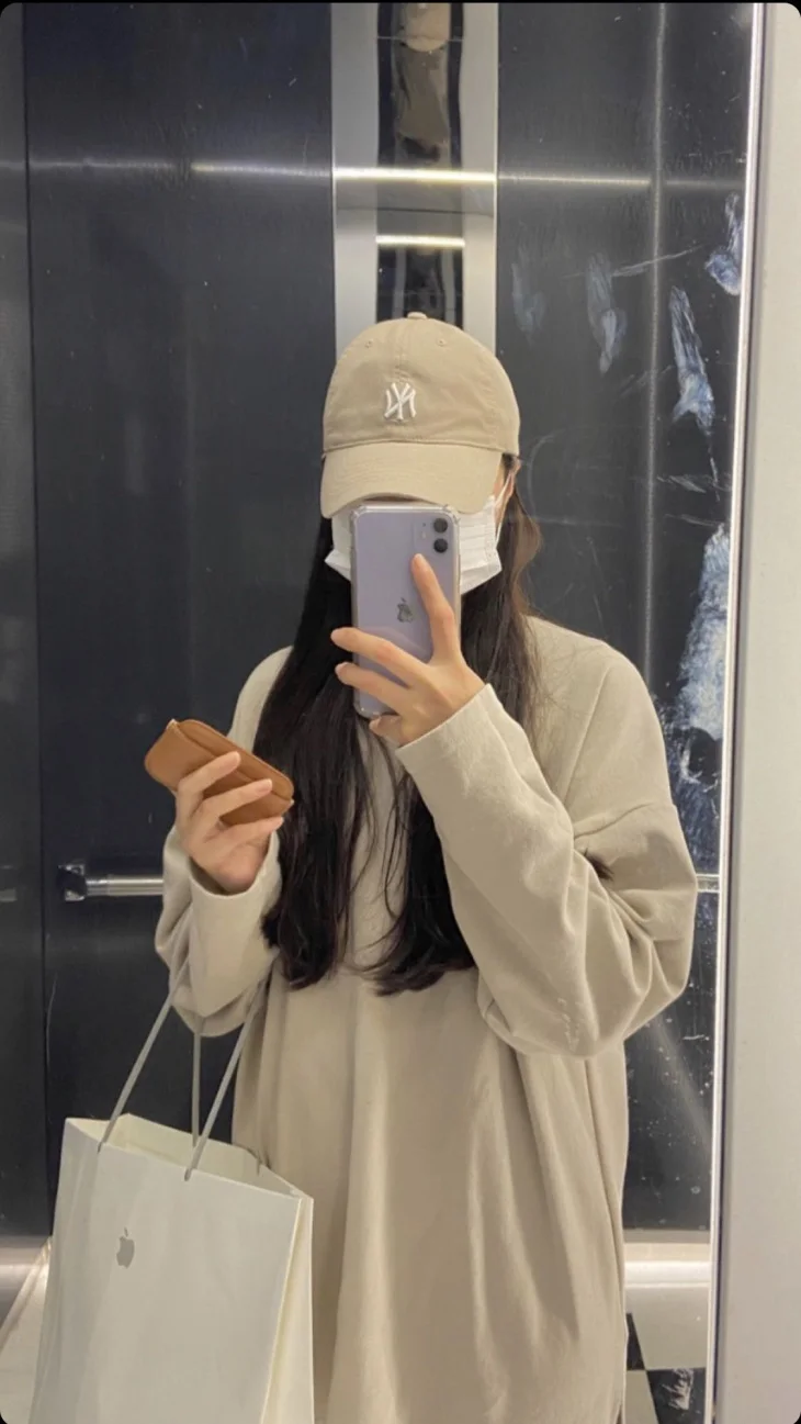 Gái xinh che mặt tóc ngắn tạo nên vẻ đẹp lạ lẫm. Gái xinh che mặt tóc ngắn tạo nên vẻ đẹp lạ lẫm.