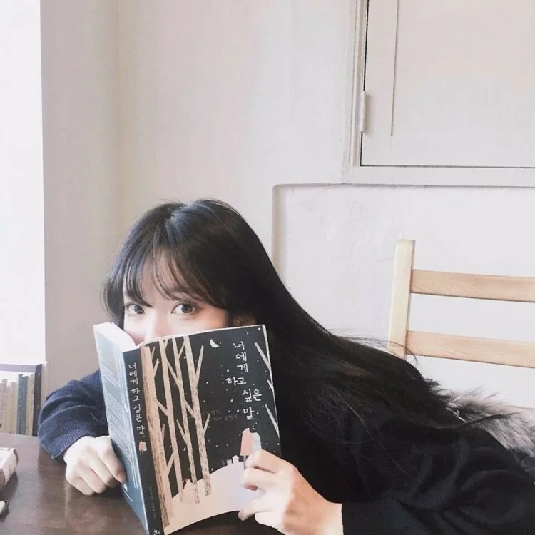 Gái xinh che mặt tóc ngắn nổi bật với vẻ hiện đại. Gái xinh che mặt tóc ngắn nổi bật với vẻ hiện đại.
