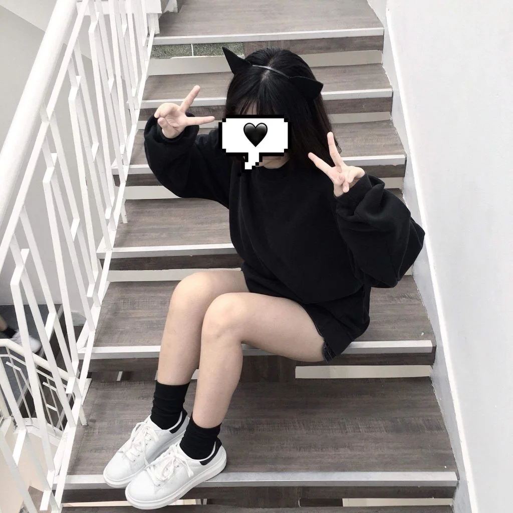 Gái xinh che mặt tóc ngắn - nét đẹp thời thượng. Gái xinh che mặt tóc ngắn - nét đẹp thời thượng.