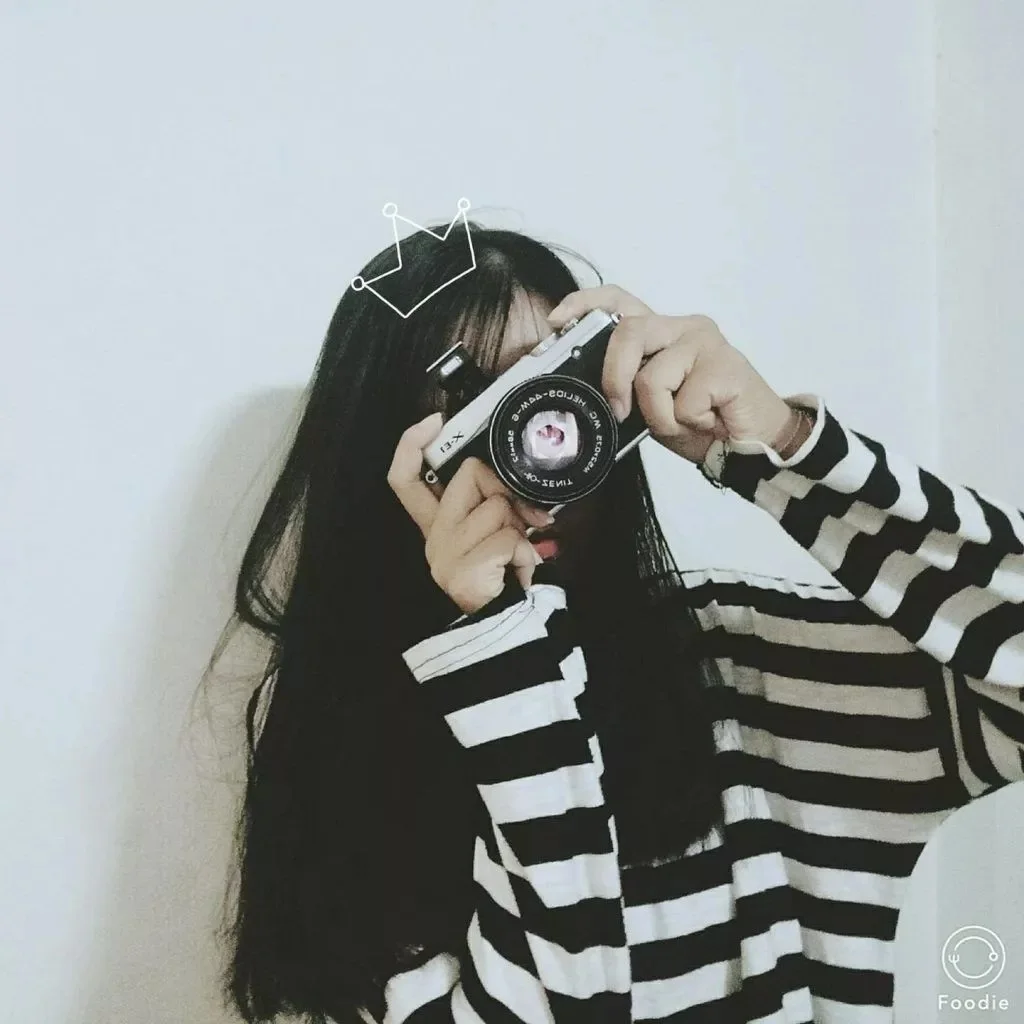 Gái xinh tóc dài che mặt và nét đẹp dịu dàng. Gái xinh tóc dài che mặt và nét đẹp dịu dàng.