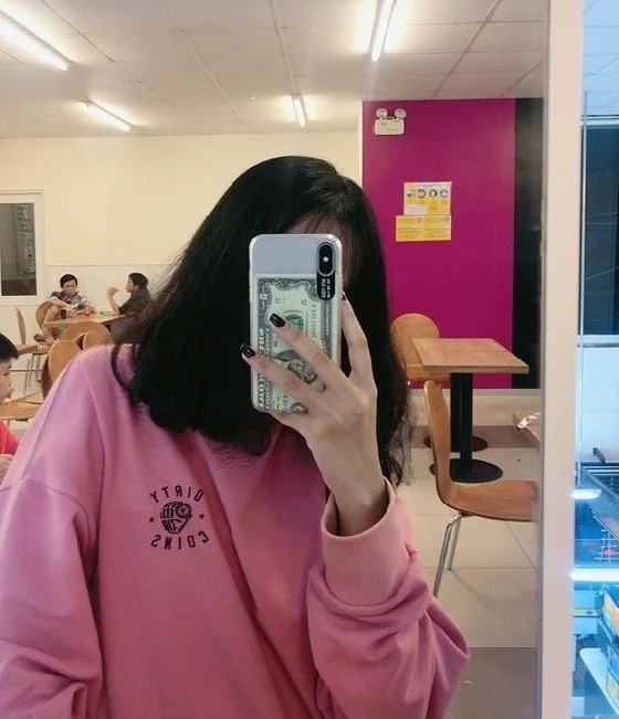 Gái xinh tóc dài che mặt với vẻ đẹp tự nhiên. Gái xinh tóc dài che mặt với vẻ đẹp tự nhiên.