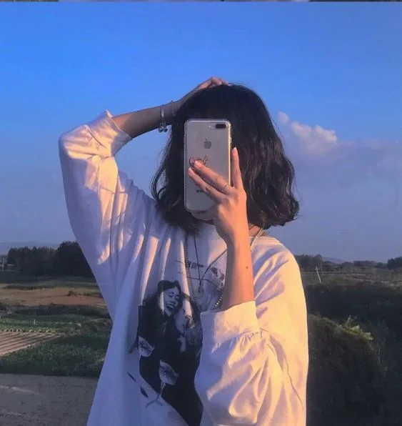 Gái xinh tóc dài che mặt và nét duyên thầm. Gái xinh tóc dài che mặt và nét duyên thầm.