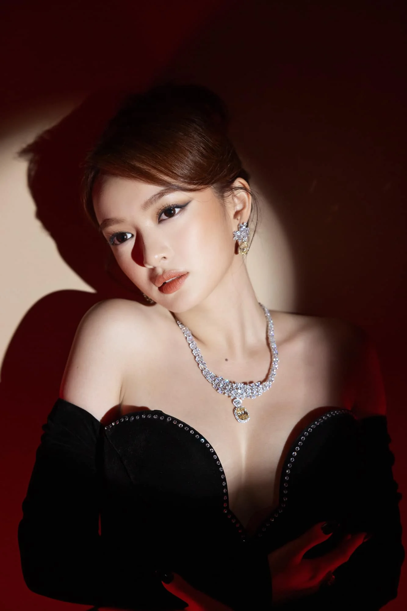 Kaity Nguyễn tỏa sáng với nụ cười quyến rũ