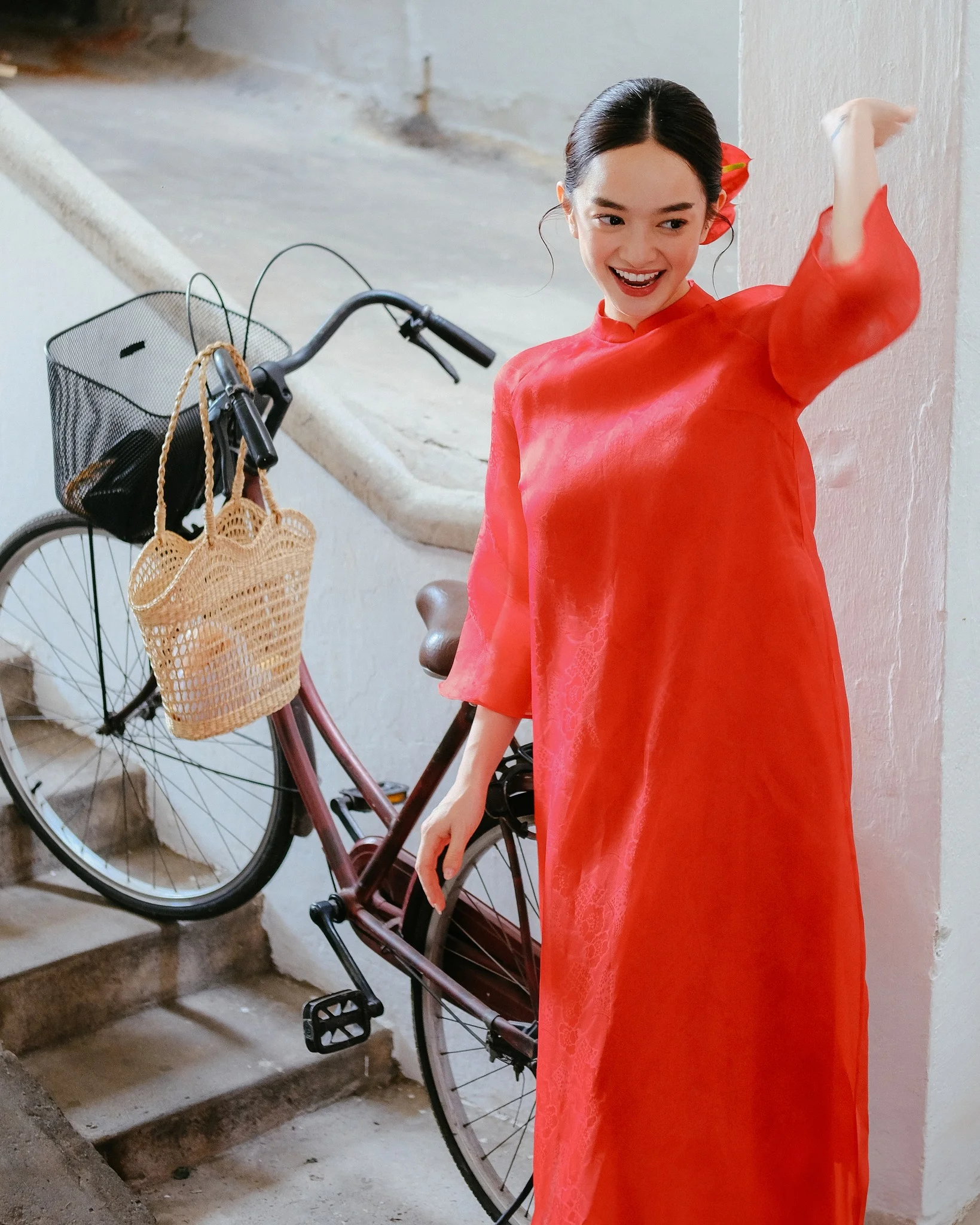 Kaity Nguyễn thể hiện sự duyên dáng trong từng cử chỉ
