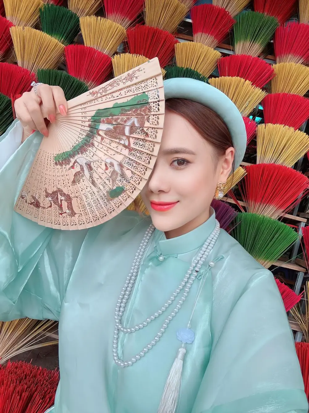 Hồ Bích Trâm với ánh mắt cuốn hút Hồ Bích Trâm với ánh mắt cuốn hút