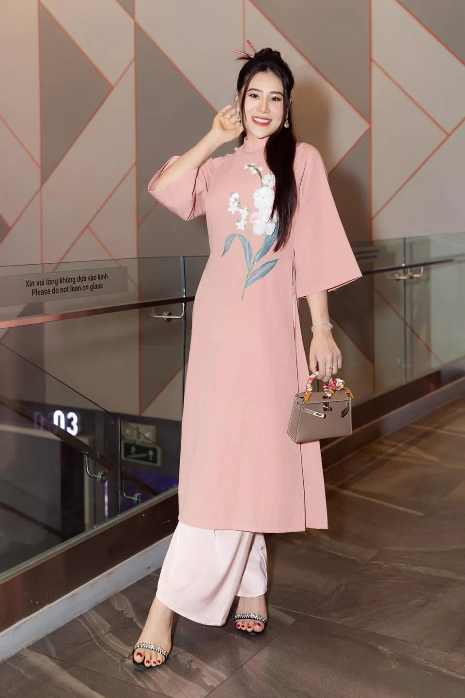 Hồ Bích Trâm tỏa sáng với nét đẹp duyên dáng Hồ Bích Trâm tỏa sáng với nét đẹp duyên dáng