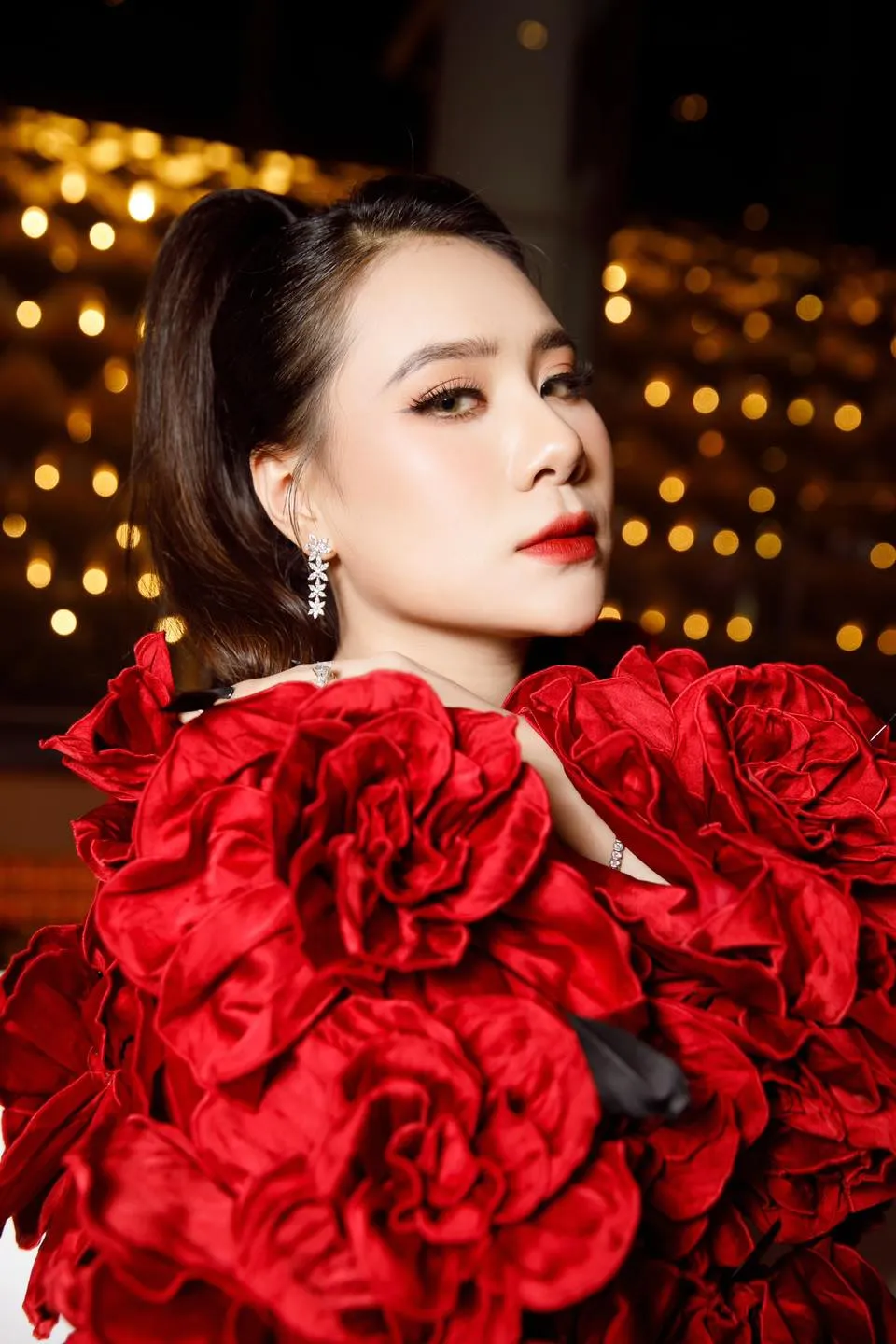 Hồ Bích Trâm thu hút người xem bằng ánh nhìn dịu dàng Hồ Bích Trâm thu hút người xem bằng ánh nhìn dịu dàng