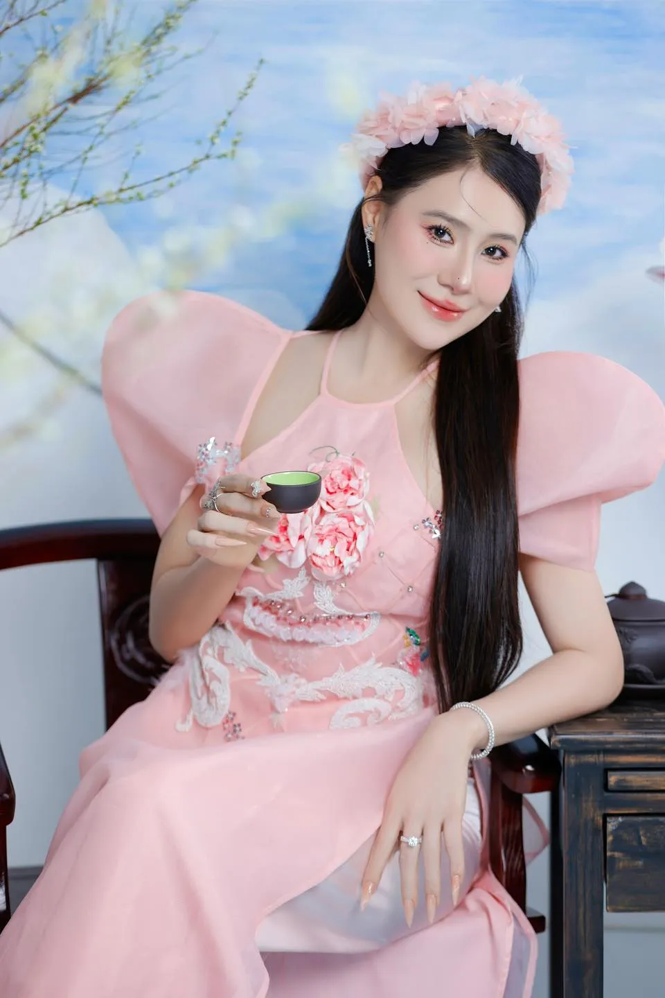 Hồ Bích Trâm nổi bật với vẻ đẹp quyến rũ và tự tin Hồ Bích Trâm nổi bật với vẻ đẹp quyến rũ và tự tin