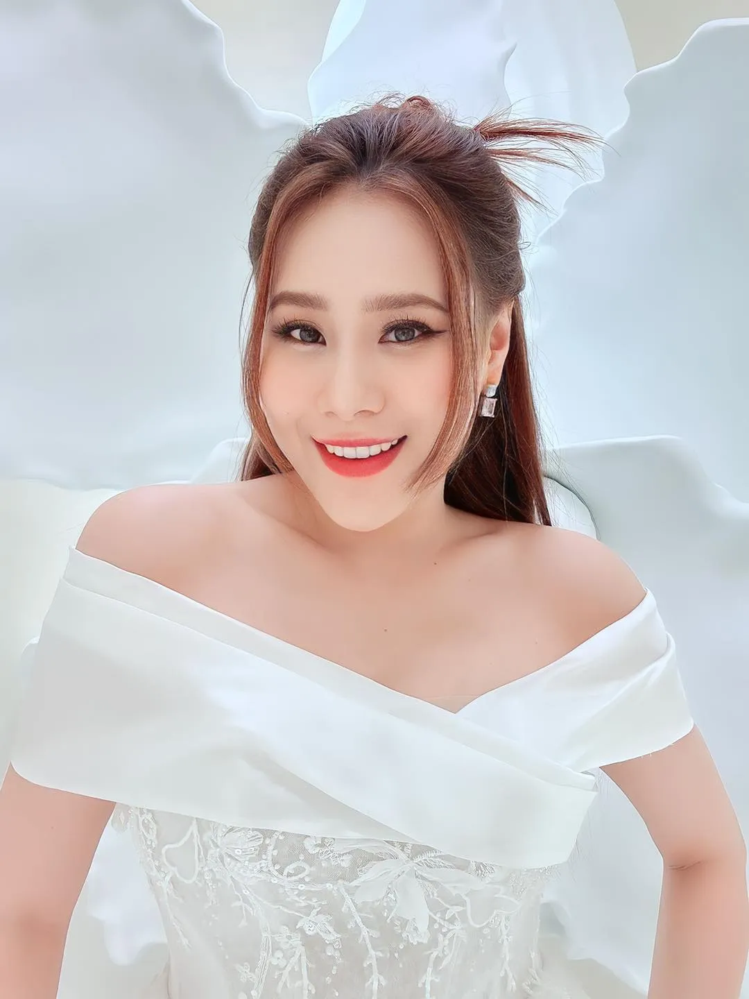 Hồ Bích Trâm thu hút mọi ánh nhìn với sự dịu dàng Hồ Bích Trâm thu hút mọi ánh nhìn với sự dịu dàng