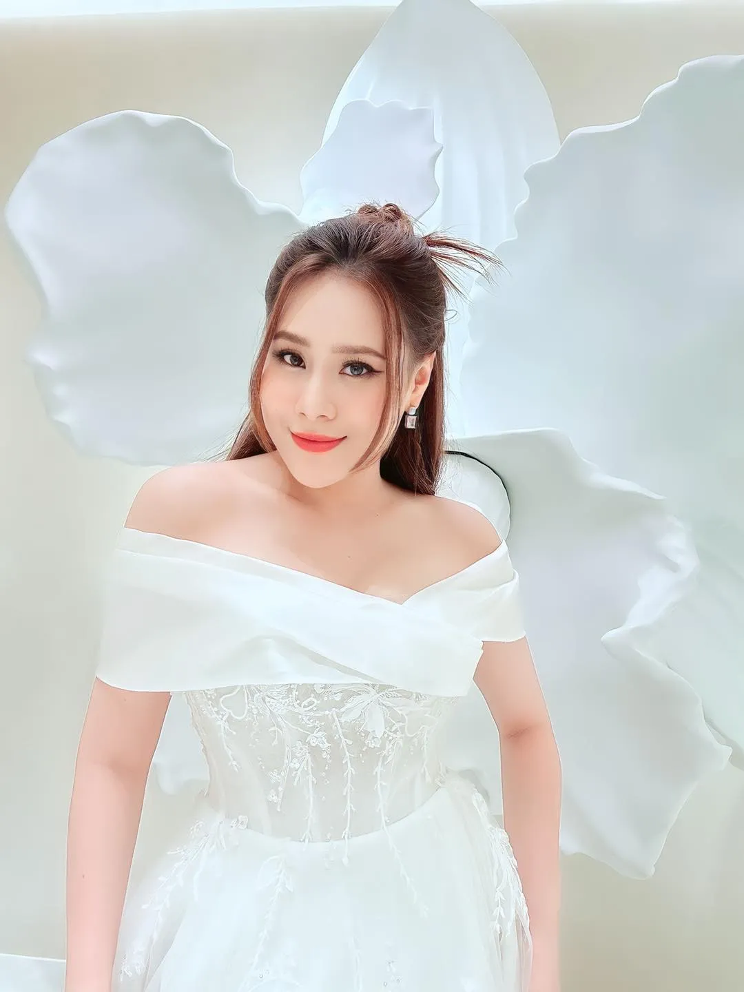 Hồ Bích Trâm khiến khán giả ấn tượng bởi nét đẹp cuốn hút Hồ Bích Trâm khiến khán giả ấn tượng bởi nét đẹp cuốn hút