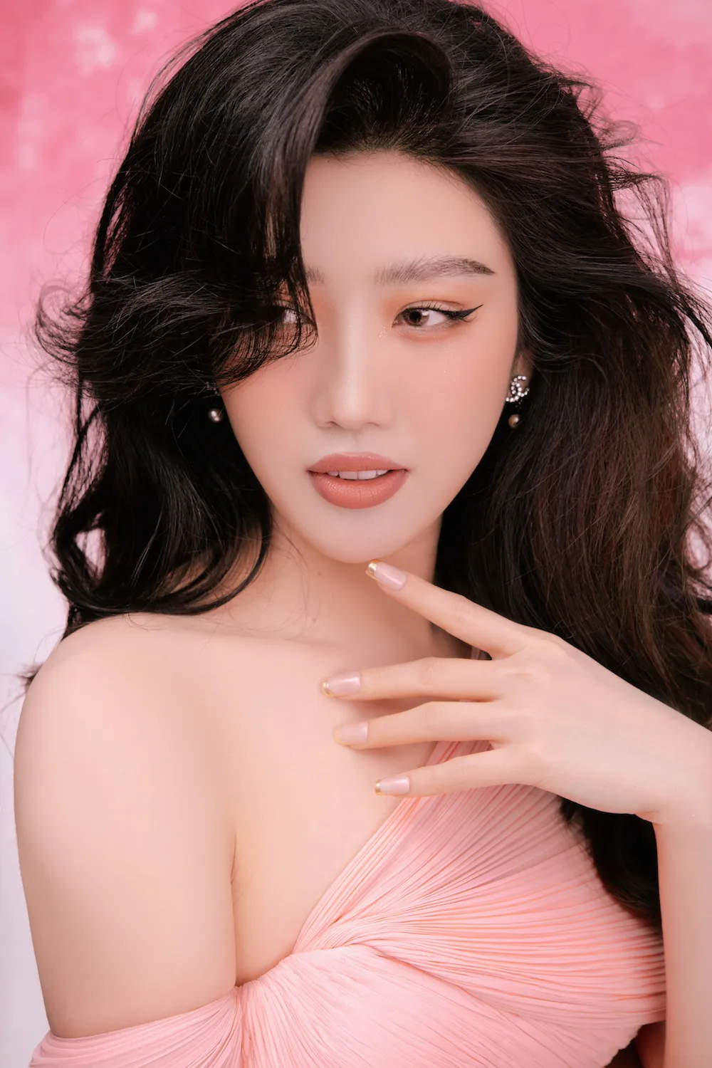 Thuý Ngân tạo dấu ấn qua thần thái dịu dàng Thuý Ngân tạo dấu ấn qua thần thái dịu dàng