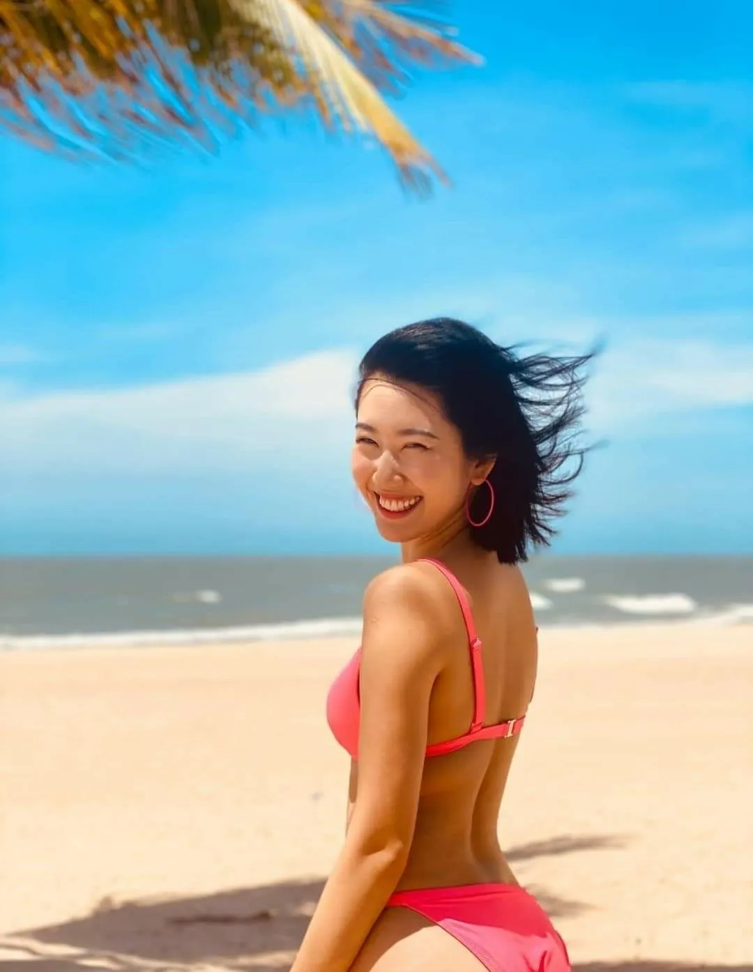 Thuý Ngân khiến mọi người chú ý với nụ cười nhẹ nhàng Thuý Ngân khiến mọi người chú ý với nụ cười nhẹ nhàng