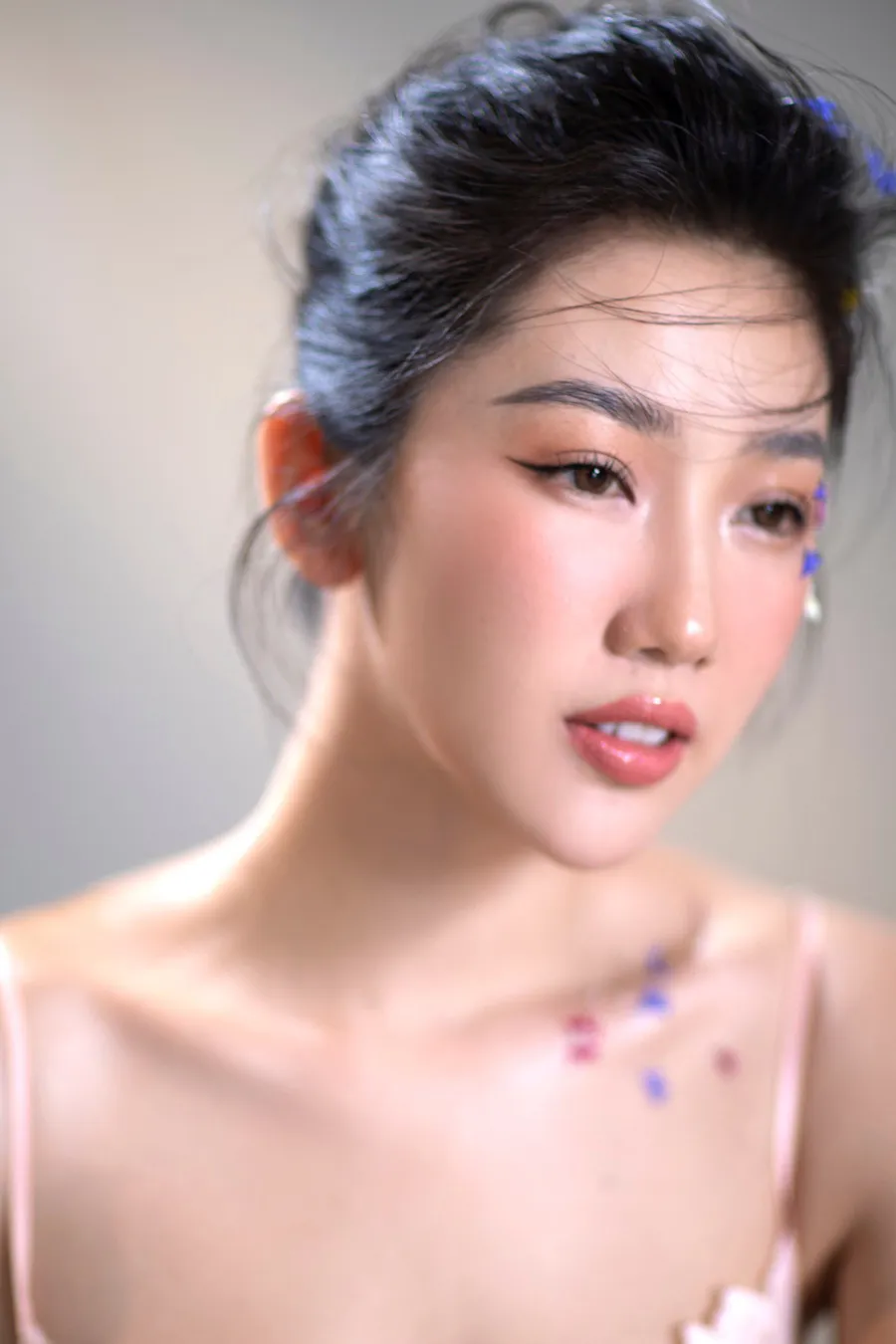 Thuý Ngân thể hiện sự duyên dáng qua ánh nhìn Thuý Ngân thể hiện sự duyên dáng qua ánh nhìn