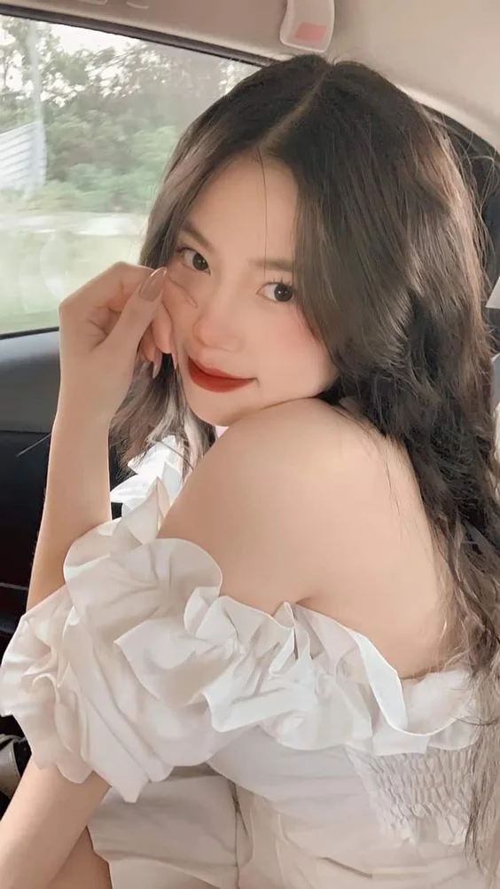 Ảnh gái cute che mặt giúp tăng sự tò mò, thu hút người xem. Ảnh gái cute che mặt giúp tăng sự tò mò, thu hút người xem.
