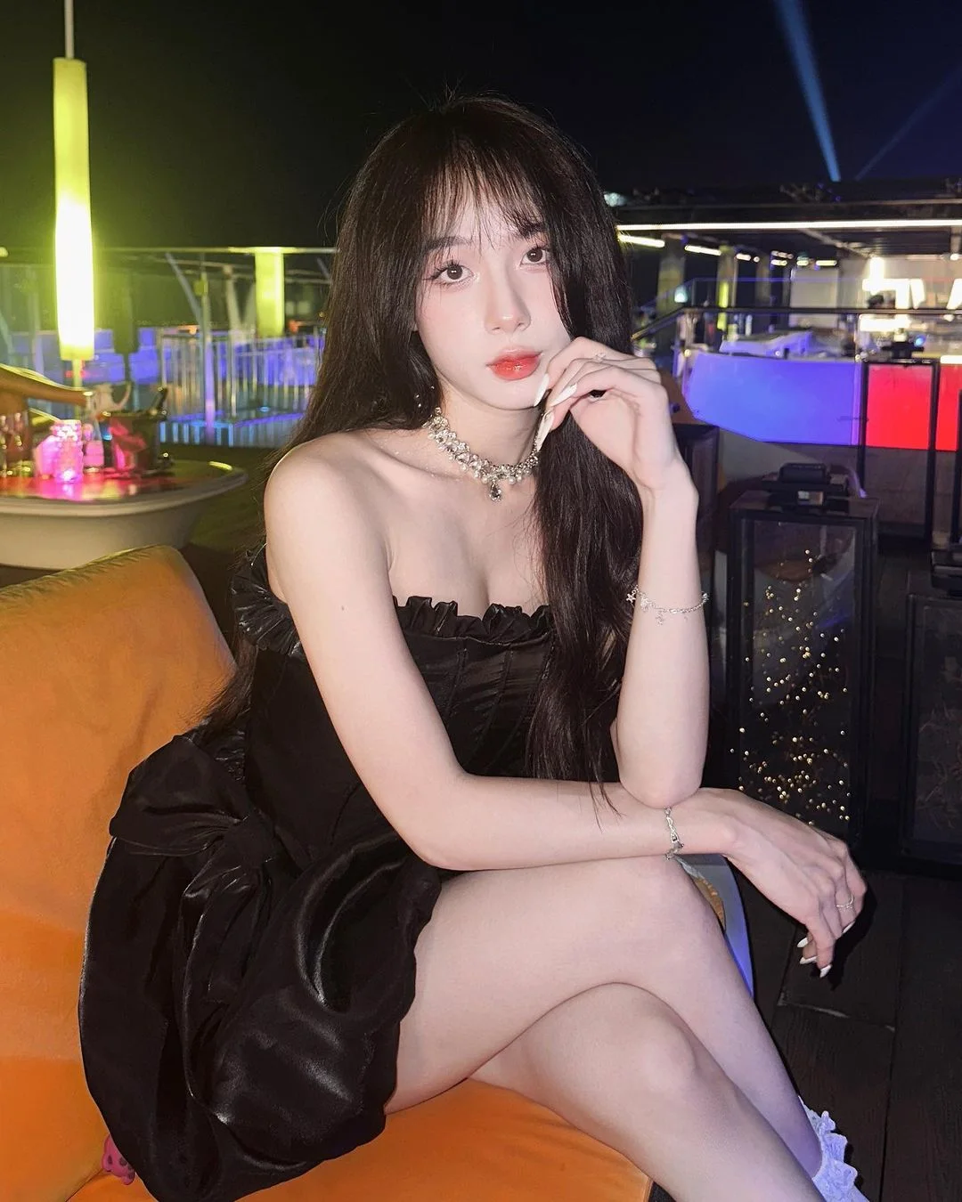 Khung cảnh đường phố rạng rỡ với ảnh gái phố trẻ trung Khung cảnh đường phố rạng rỡ với ảnh gái phố trẻ trung