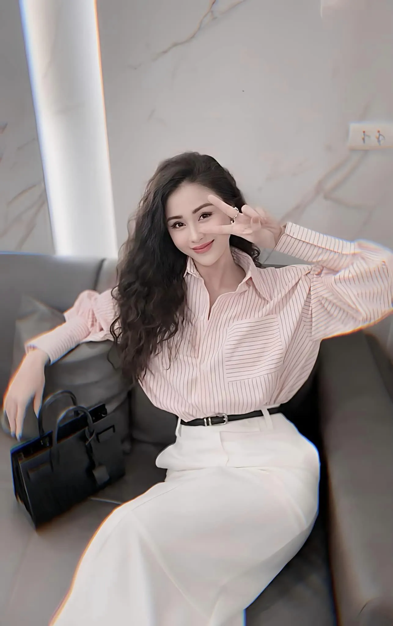 Cùng Lương Thu Trang khám phá những phút giây nghỉ ngơi trong hậu trường. Cùng Lương Thu Trang khám phá những phút giây nghỉ ngơi trong hậu trường.