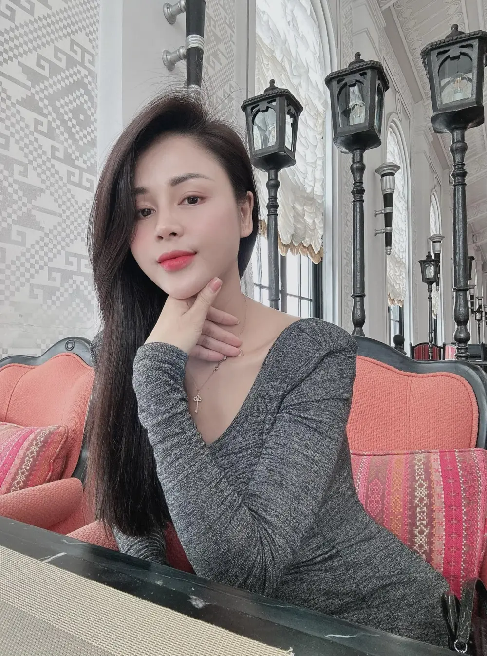 Diễn viên Lương Thu Trang nổi bật với nét đẹp tựa nữ thần trong từng cảnh quay. Diễn viên Lương Thu Trang nổi bật với nét đẹp tựa nữ thần trong từng cảnh quay.