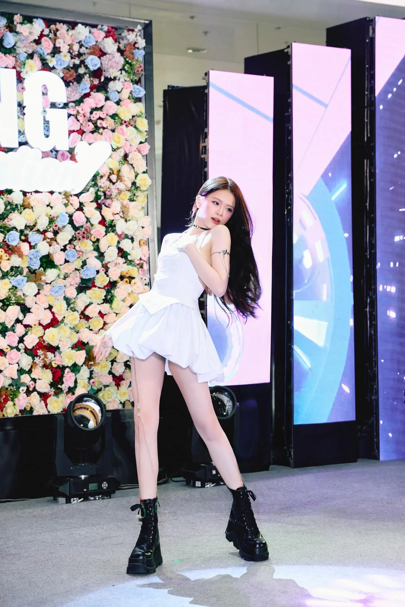 Linh Ka đầy thu hút trong từng bức ảnh mới nhất. Linh Ka đầy thu hút trong từng bức ảnh mới nhất.