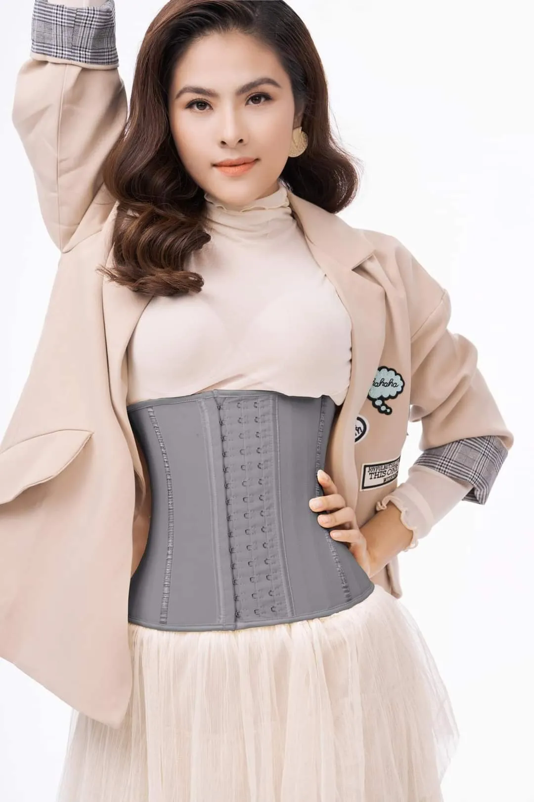 Vân Trang nổi bật với ánh nhìn đầy cuốn hút Vân Trang nổi bật với ánh nhìn đầy cuốn hút
