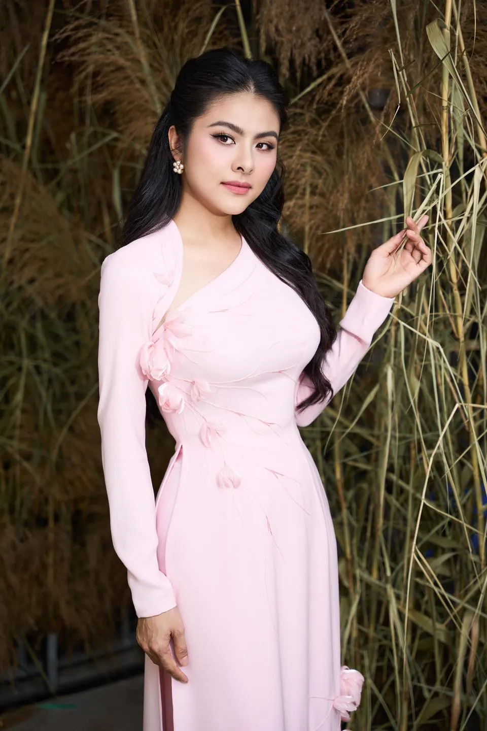 Vân Trang tạo dấu ấn mạnh mẽ với vẻ đẹp cuốn hút Vân Trang tạo dấu ấn mạnh mẽ với vẻ đẹp cuốn hút