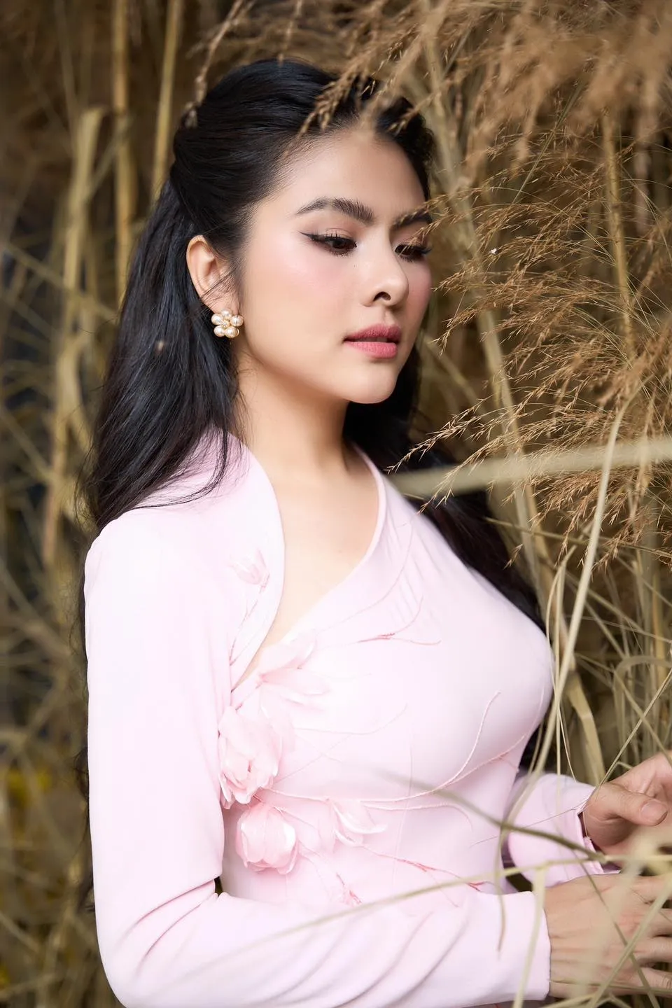 Vân Trang sở hữu thần thái tự nhiên và thanh thoát Vân Trang sở hữu thần thái tự nhiên và thanh thoát