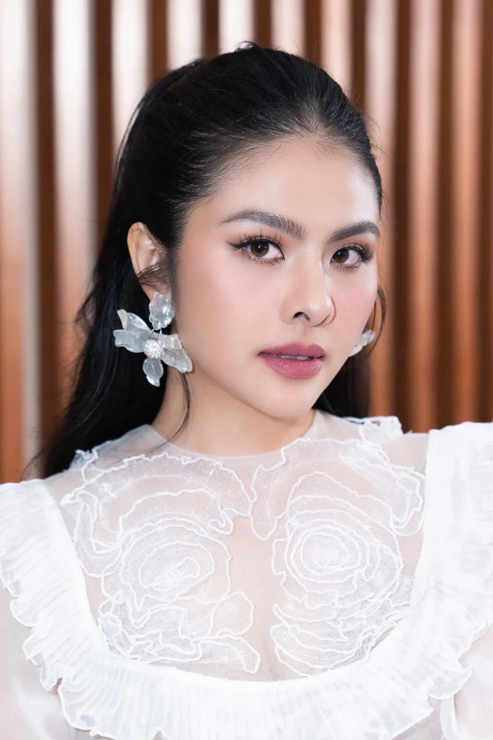 Vân Trang tạo cảm giác ấm áp qua nụ cười Vân Trang tạo cảm giác ấm áp qua nụ cười