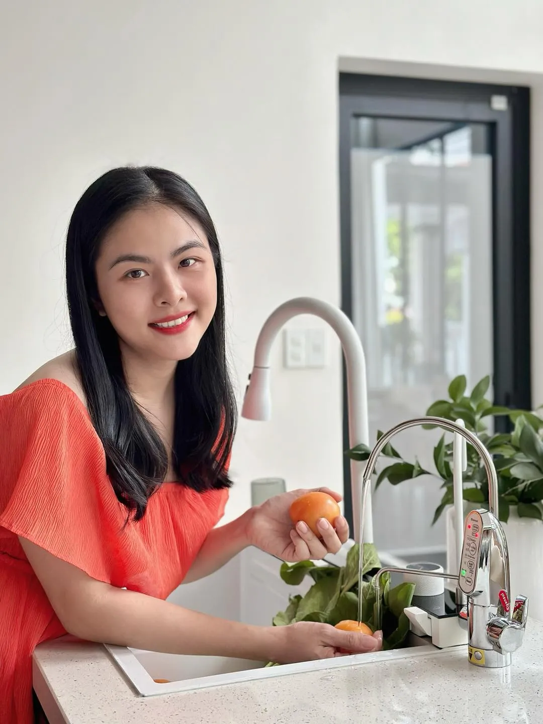 Vân Trang thu hút mọi ánh nhìn qua ánh mắt dịu dàng Vân Trang thu hút mọi ánh nhìn qua ánh mắt dịu dàng