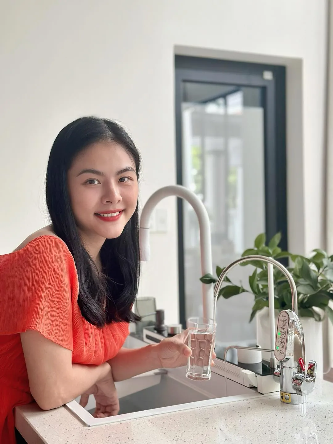 Vân Trang với thần thái tự tin và cuốn hút Vân Trang với thần thái tự tin và cuốn hút