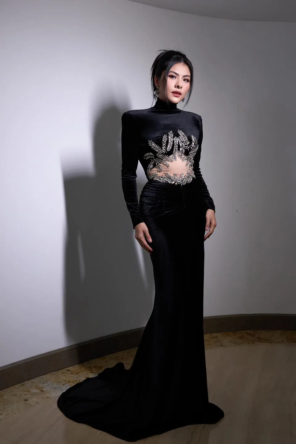 Vân Trang thể hiện thần thái tự tin và dịu dàng Vân Trang thể hiện thần thái tự tin và dịu dàng