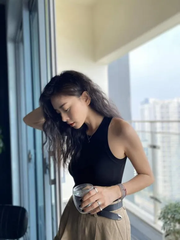 Ngô Thanh Vân lôi cuốn người nhìn bằng ánh mắt sâu lắng Ngô Thanh Vân lôi cuốn người nhìn bằng ánh mắt sâu lắng