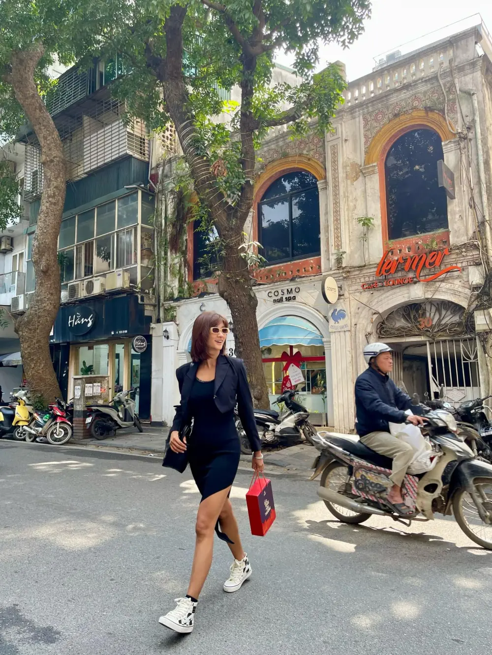 Kim Tuyến với ánh nhìn sắc sảo Kim Tuyến với ánh nhìn sắc sảo