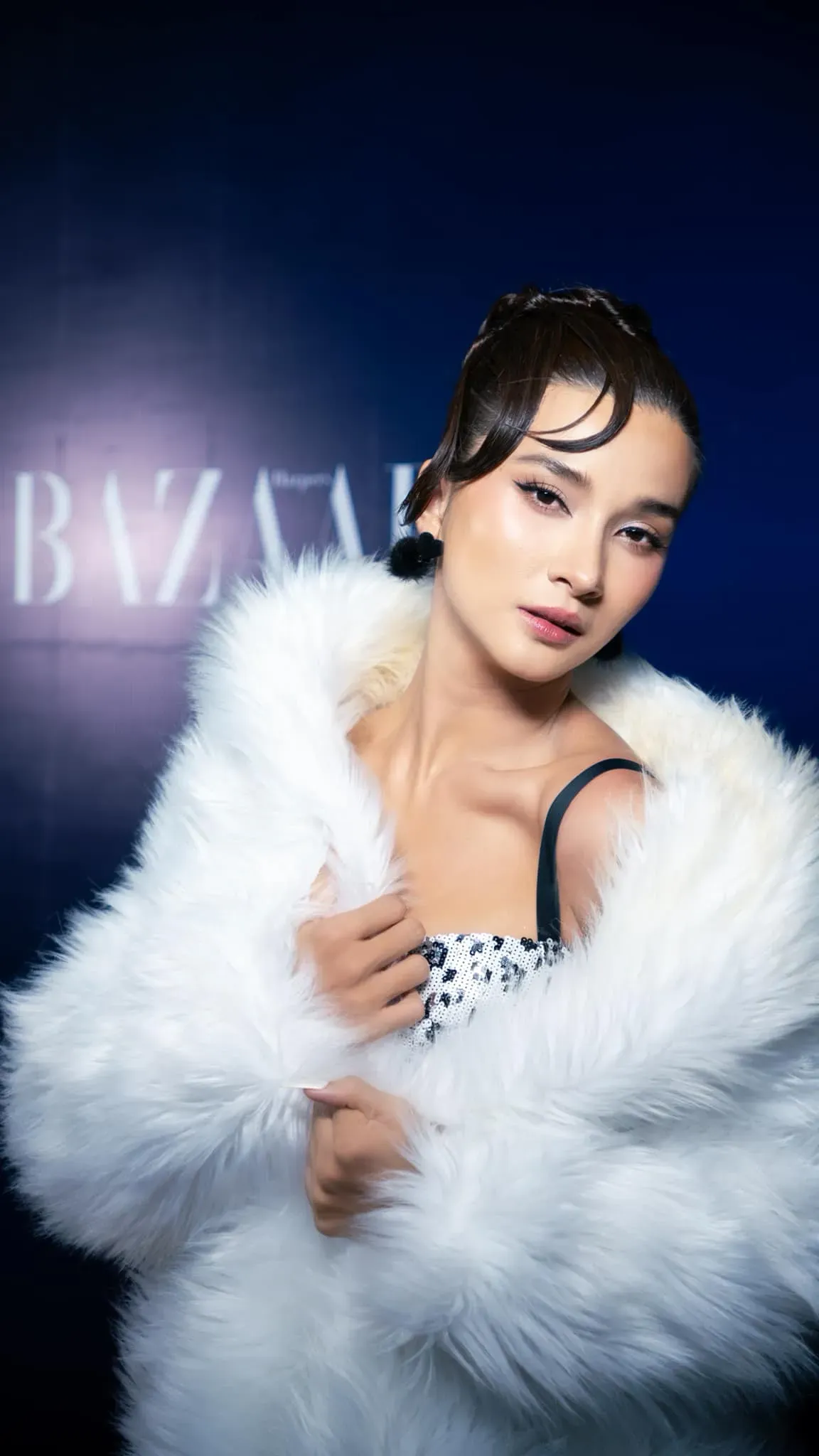 Kim Tuyến nổi bật trong từng ánh nhìn Kim Tuyến nổi bật trong từng ánh nhìn