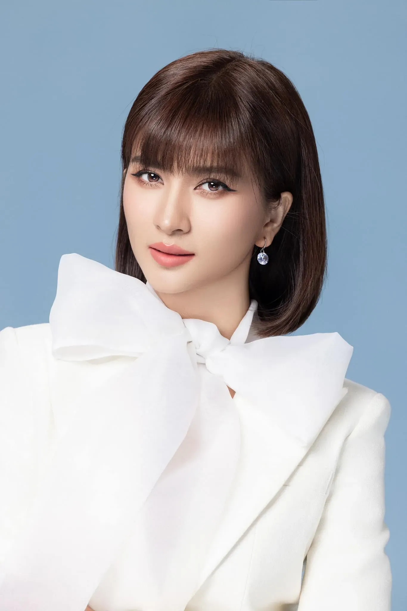 Kim Tuyến lôi cuốn người xem bằng ánh mắt sâu lắng Kim Tuyến lôi cuốn người xem bằng ánh mắt sâu lắng