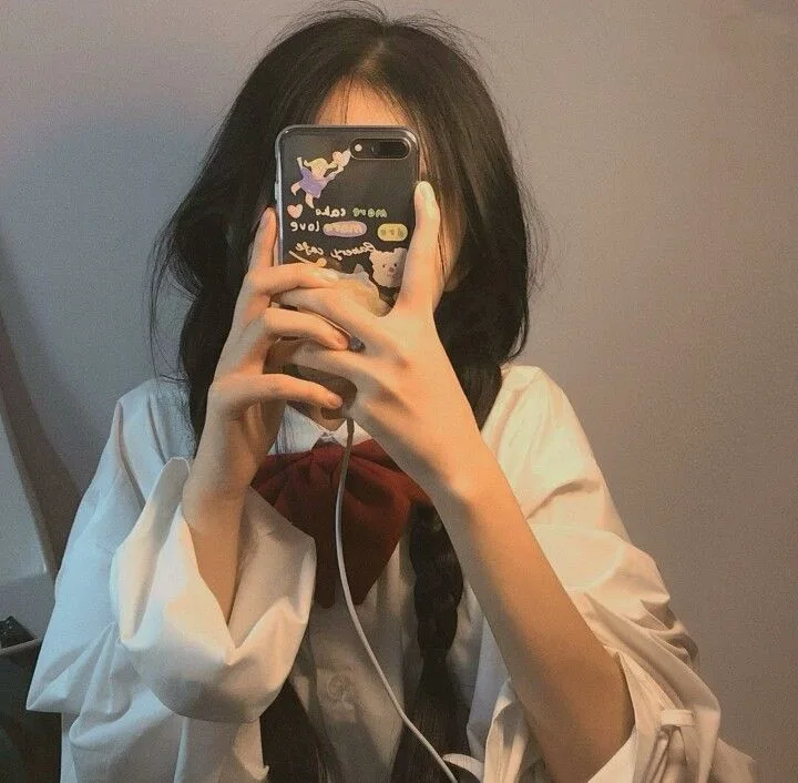 Cô gái cute che mặt, tạo vẻ bí ẩn cuốn hút. Cô gái cute che mặt, tạo vẻ bí ẩn cuốn hút.