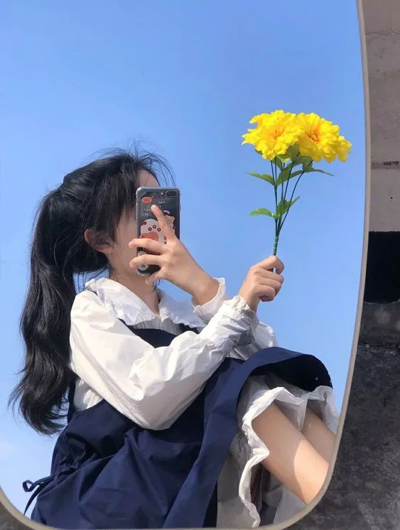 Vẻ đẹp dịu dàng từ hình ảnh con gái cute dễ thương che mặt. Vẻ đẹp dịu dàng từ hình ảnh con gái cute dễ thương che mặt.