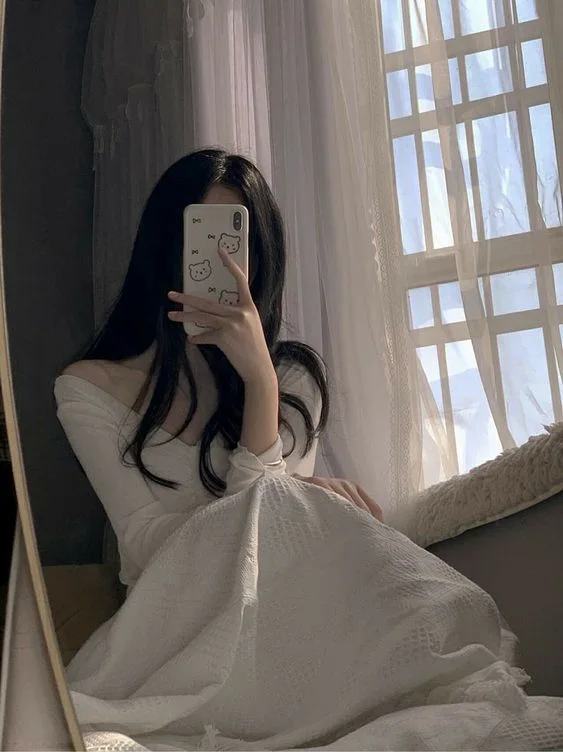 Cô gái cute dễ thương che mặt - ngọt ngào và gần gũi. Cô gái cute dễ thương che mặt - ngọt ngào và gần gũi.