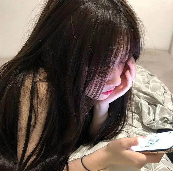 Tóc dài tạo thêm nét duyên dáng cho hình ảnh con gái cute che mặt. Tóc dài tạo thêm nét duyên dáng cho hình ảnh con gái cute che mặt.