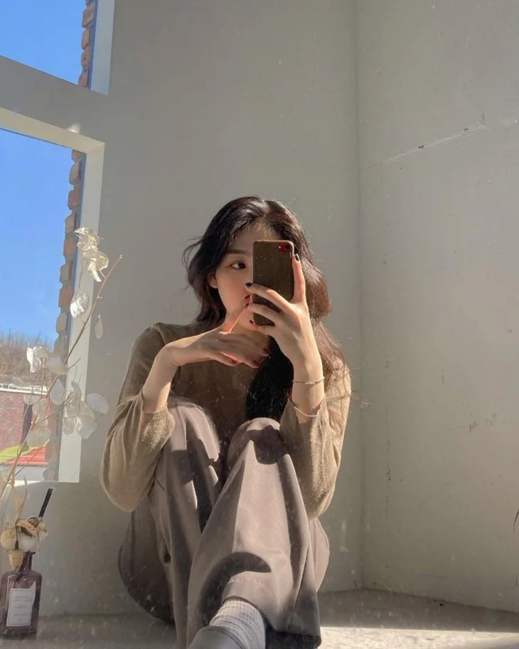 Con gái tóc dài cute che mặt, vẻ đẹp tự nhiên đáng yêu. Con gái tóc dài cute che mặt, vẻ đẹp tự nhiên đáng yêu.