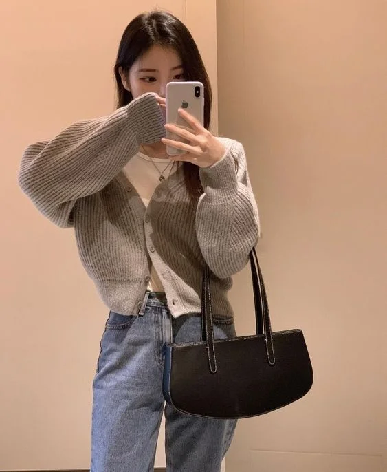 Nét dịu dàng từ hình ảnh con gái cute tóc dài che mặt. Nét dịu dàng từ hình ảnh con gái cute tóc dài che mặt.