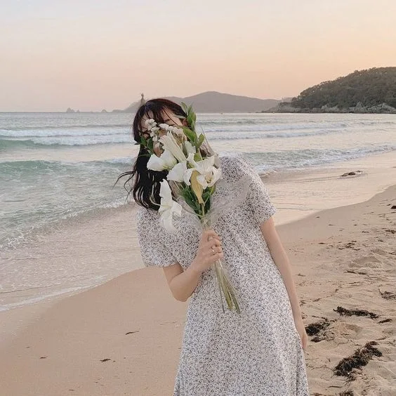 Cô gái tóc dài cute che mặt, vẻ đẹp thanh thoát. Cô gái tóc dài cute che mặt, vẻ đẹp thanh thoát.