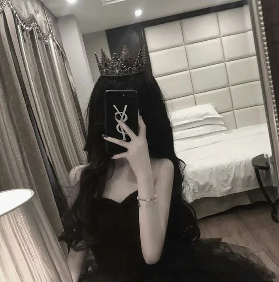 Tóc dài tạo sức hút cho hình ảnh con gái cute che mặt. Tóc dài tạo sức hút cho hình ảnh con gái cute che mặt.