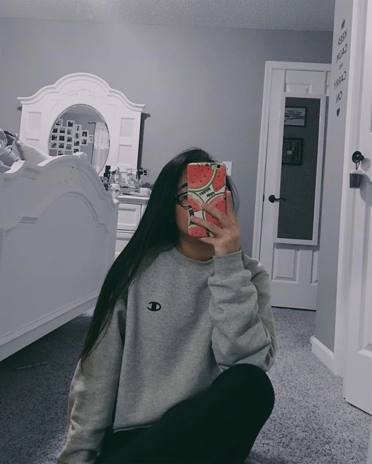 Vẻ đẹp trẻ trung qua hình ảnh con gái cute che mặt tóc ngắn. Vẻ đẹp trẻ trung qua hình ảnh con gái cute che mặt tóc ngắn.