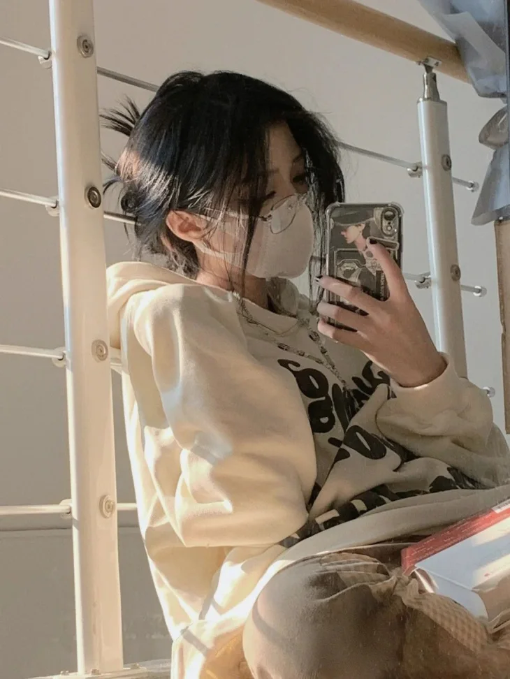 Hình ảnh con gái cute tóc ngắn che mặt, nét đẹp trong sáng. Hình ảnh con gái cute tóc ngắn che mặt, nét đẹp trong sáng.