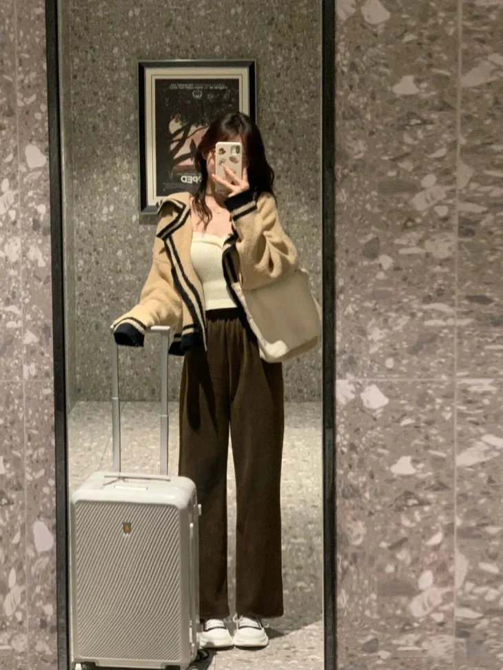 Hình ảnh con gái cute che mặt tóc ngắn đầy cuốn hút. Hình ảnh con gái cute che mặt tóc ngắn đầy cuốn hút.