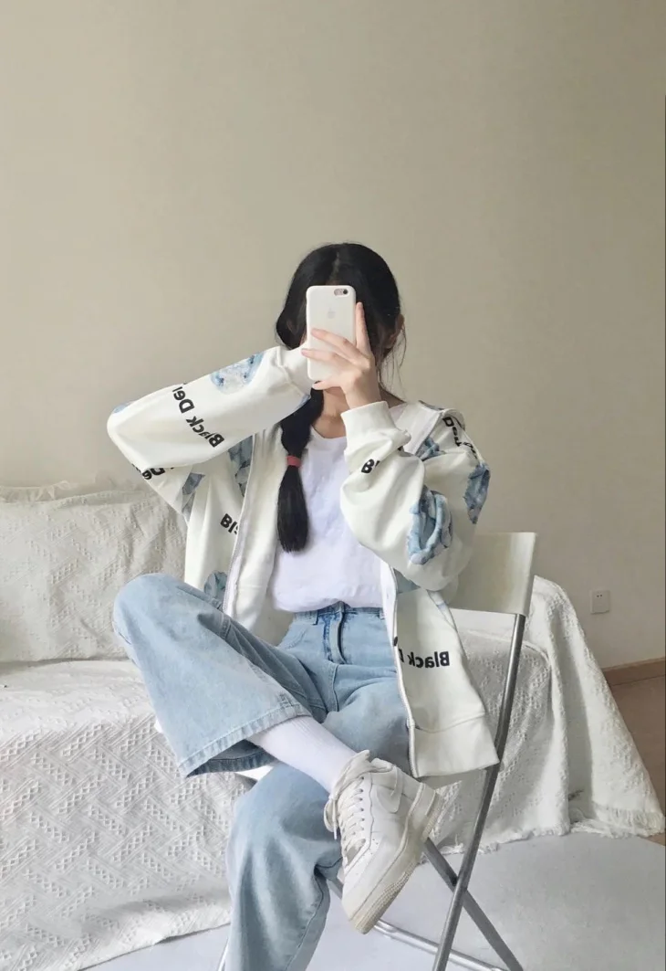 Phong cách trẻ trung từ hình ảnh con gái cute tóc ngắn che mặt. Phong cách trẻ trung từ hình ảnh con gái cute tóc ngắn che mặt.