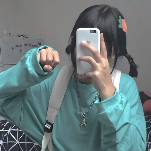 Tóc ngắn tạo nên sức hút cho hình ảnh con gái cute che mặt. Tóc ngắn tạo nên sức hút cho hình ảnh con gái cute che mặt.