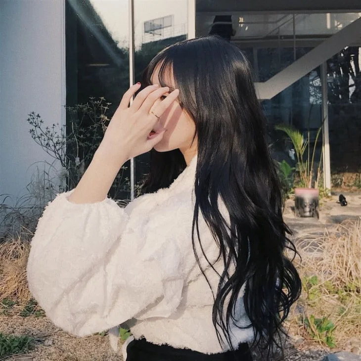 Vẻ đẹp trong sáng qua hình ảnh con gái cute che mặt. Vẻ đẹp trong sáng qua hình ảnh con gái cute che mặt.