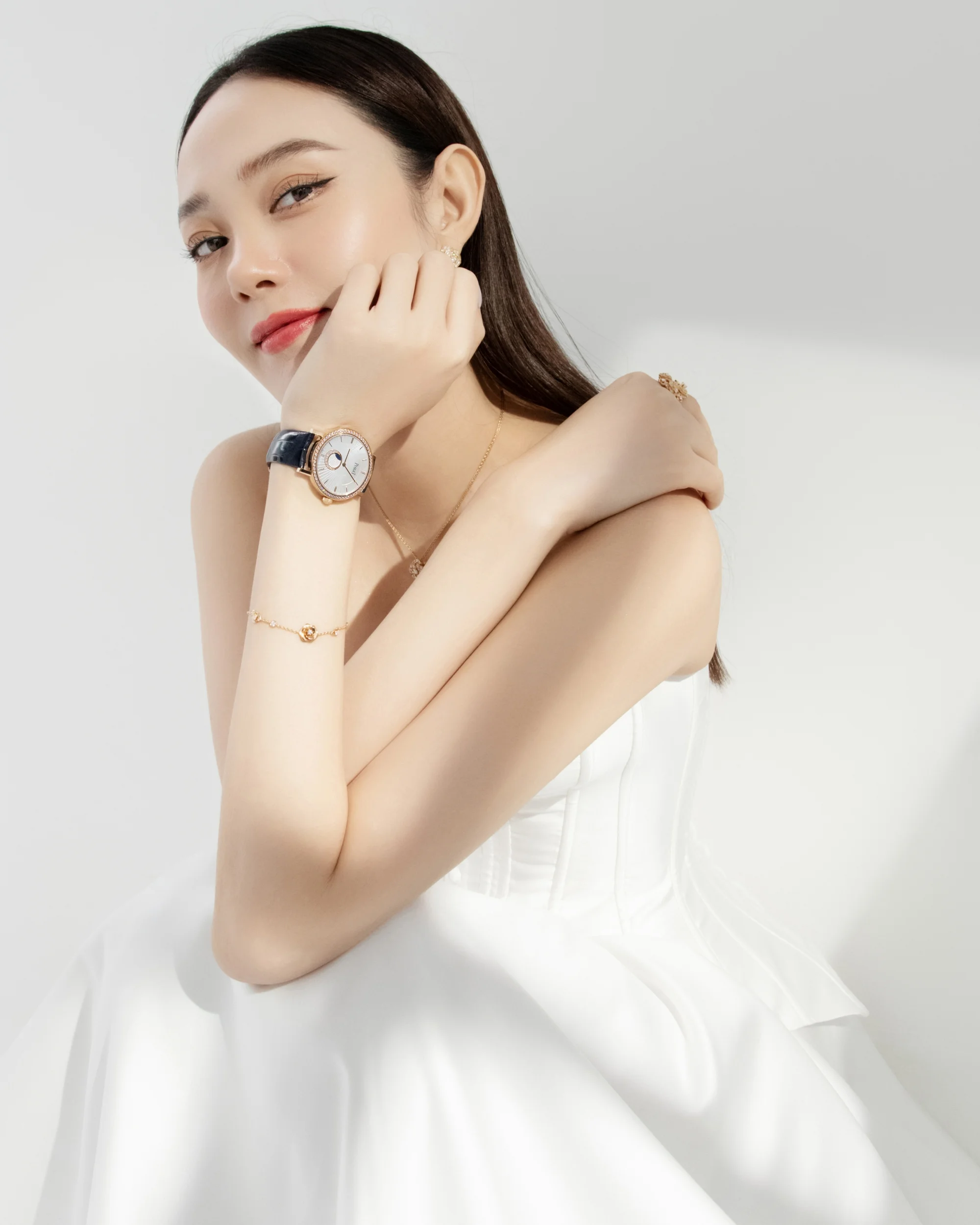Minh Hằng tươi tắn dưới ánh nắng Minh Hằng tươi tắn dưới ánh nắng