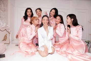 Minh Hằng với ánh nhìn dịu dàng Minh Hằng với ánh nhìn dịu dàng