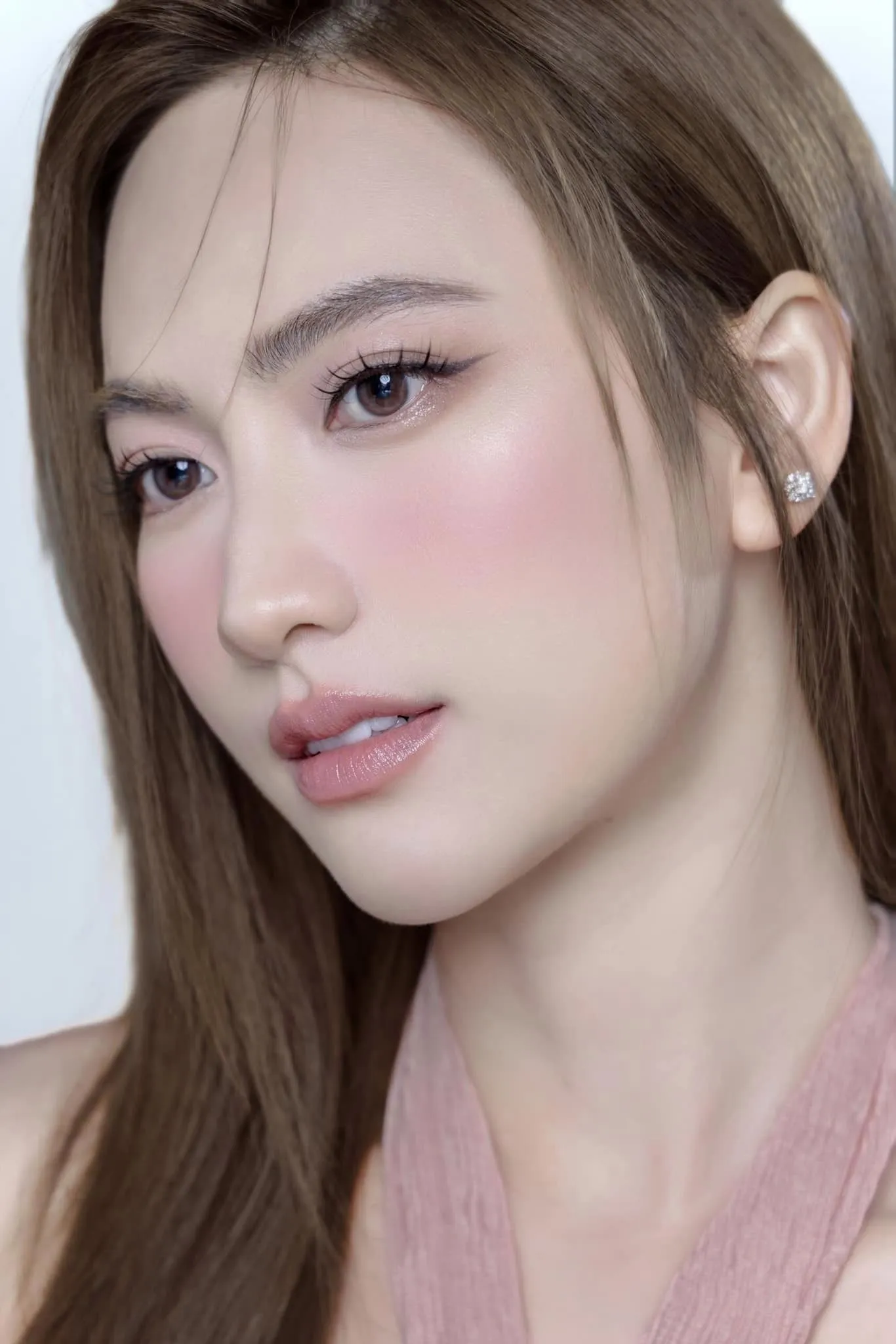 Phương Anh Đào thể hiện nét đẹp dịu dàng Phương Anh Đào thể hiện nét đẹp dịu dàng